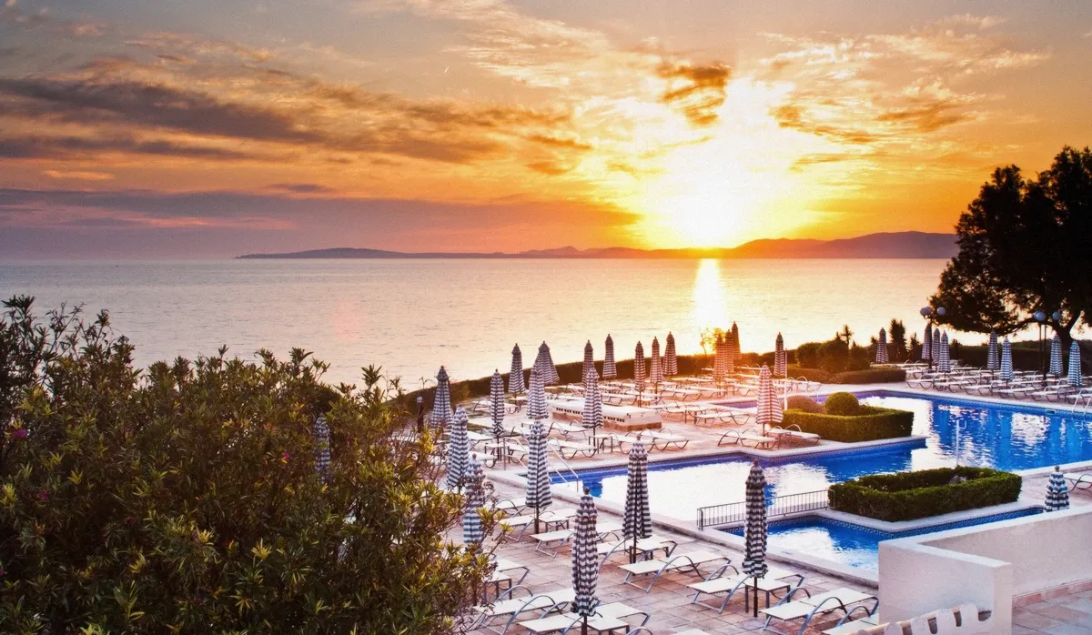 Golden sunset over a calm Mediterranean sea, the light of the Cagliari sunset boat tour